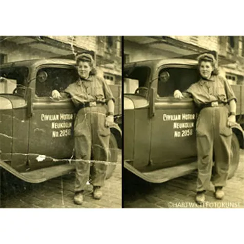 Vergleich einer Fotorestaurierung: Links das Originalfoto mit sichtbaren Rissen und Kratzern, rechts die restaurierte Version mit verbesserter Bildqualität. Das historische Foto zeigt eine Frau in Arbeitskleidung, die an einem alten Lastwagen mit der Aufschrift 'Civilian Motor Neukölln No 2056' lehnt. Sie trägt eine weite Hose und ein Hemd mit hochgekrempelten Ärmeln, ihr Haar ist mit einem Tuch zurückgebunden. Das restaurierte Bild wirkt klarer und ohne Schäden.